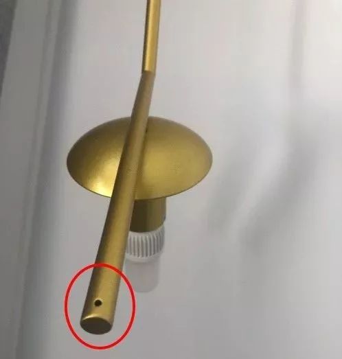 再去卧室看看,床头灯和钟上的摄像头已经算是显眼的.