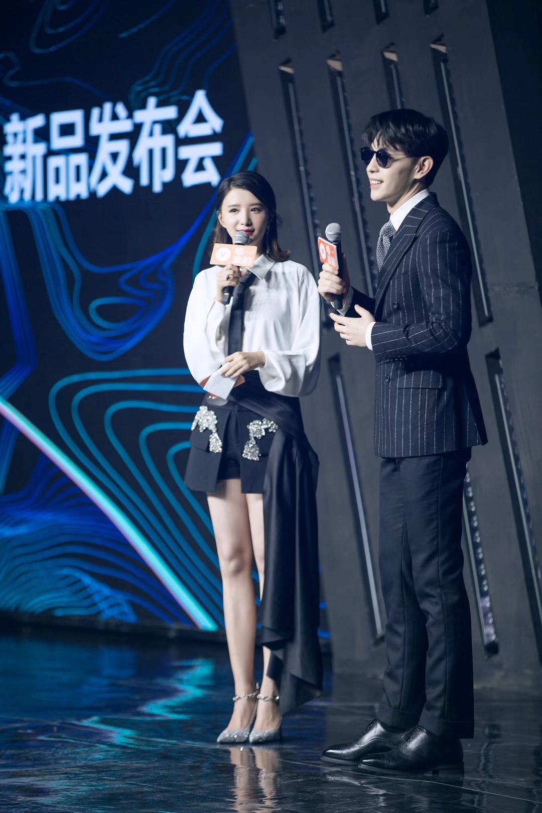 张杨果而携手邓伦现身活动