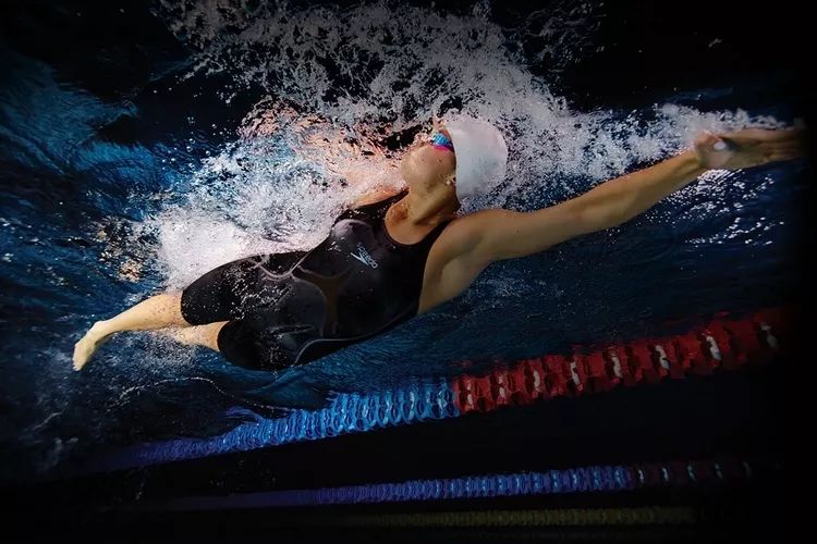 上个世纪90年代,speedo公司发明了一种叫"快速皮肤"的泳衣,这种新式