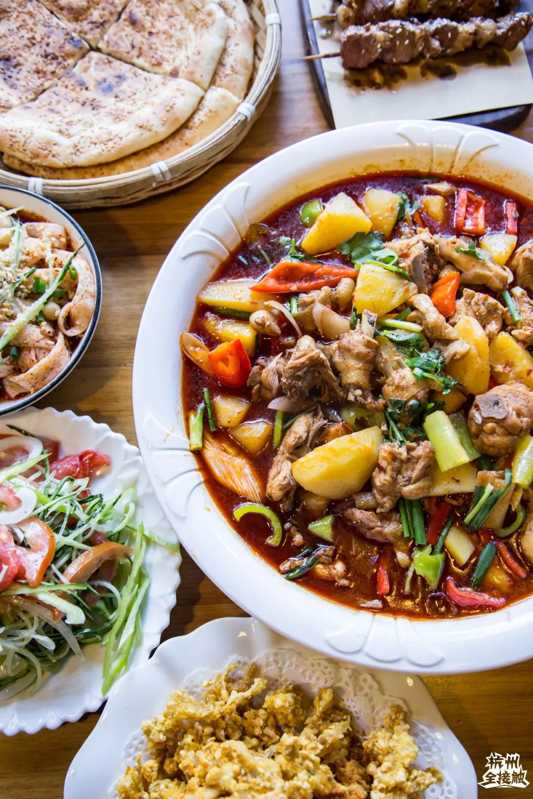 49元疯抢坐在毛毡房里吃的新疆牌火锅光锅底就吃撑4个人