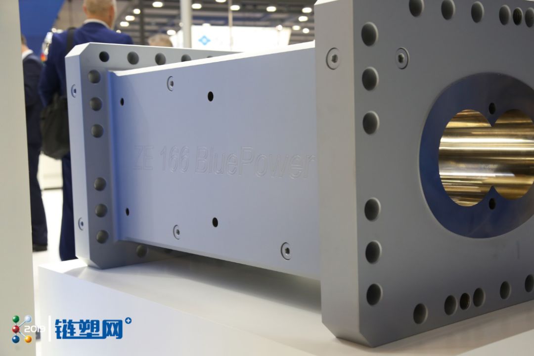 k展克劳斯玛菲展示循环经济解决方案及新款zebluepower双螺杆挤出机文