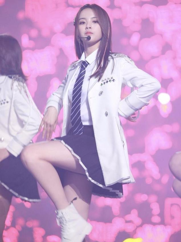 杨超越好实诚一姑娘!劈叉劈得表情扭曲可她的腿伸得笔直没有弯曲