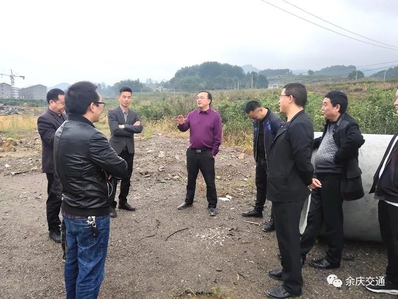 在s307茅坪哨至花山公路,周永勇听取了施工单位情况汇报,并组织召开了