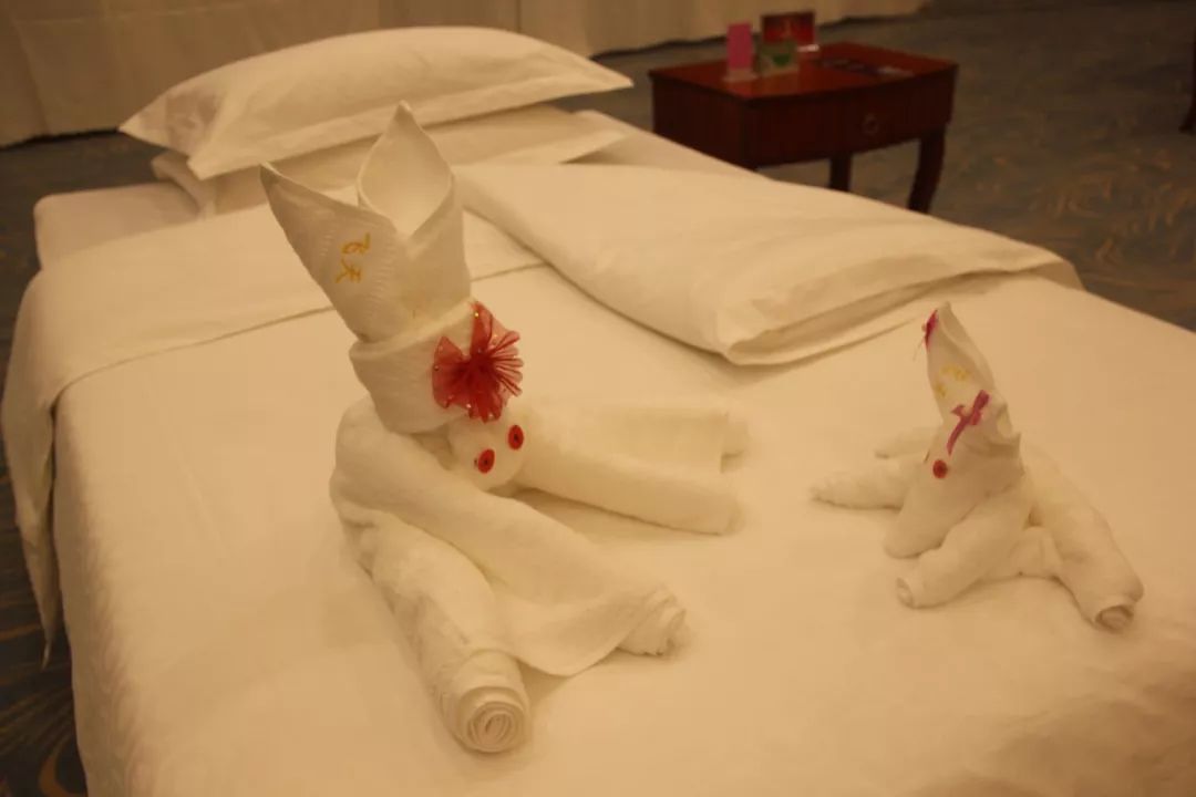 用自己扎实的基本功和独特的创意在客房服务(客房中式铺床与夜床服务)