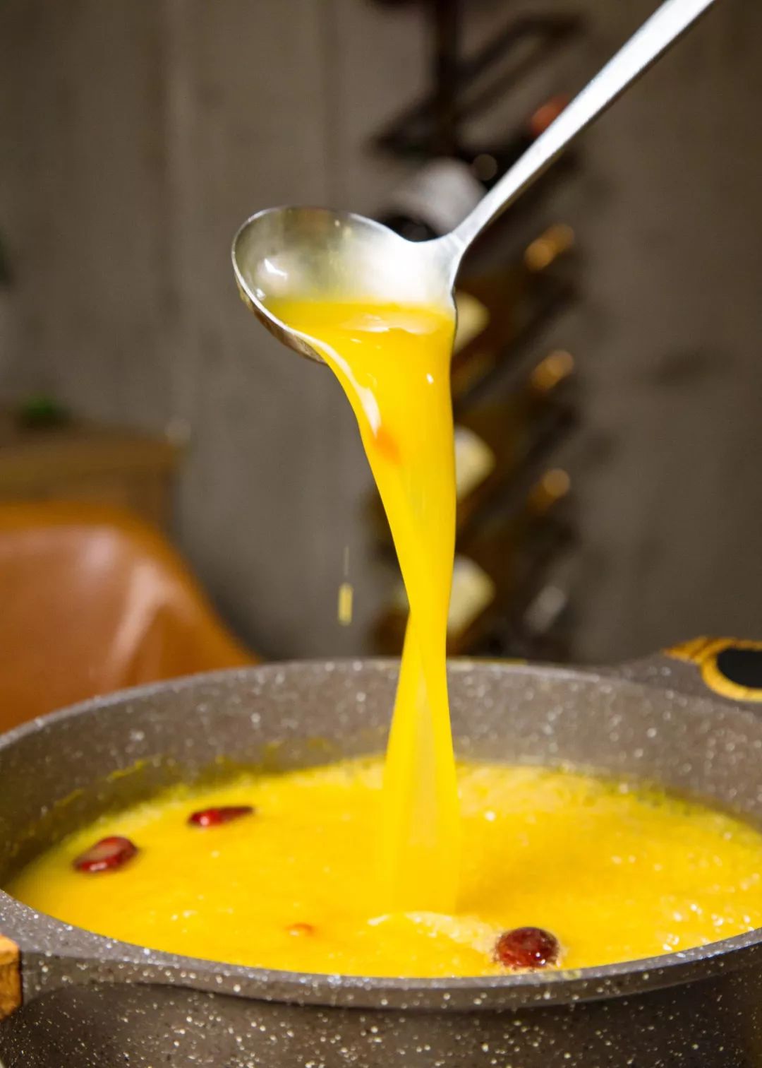 在秋意渐浓的今天,正是进补滋养的好日子,数十种食材熬煮才能得到这一