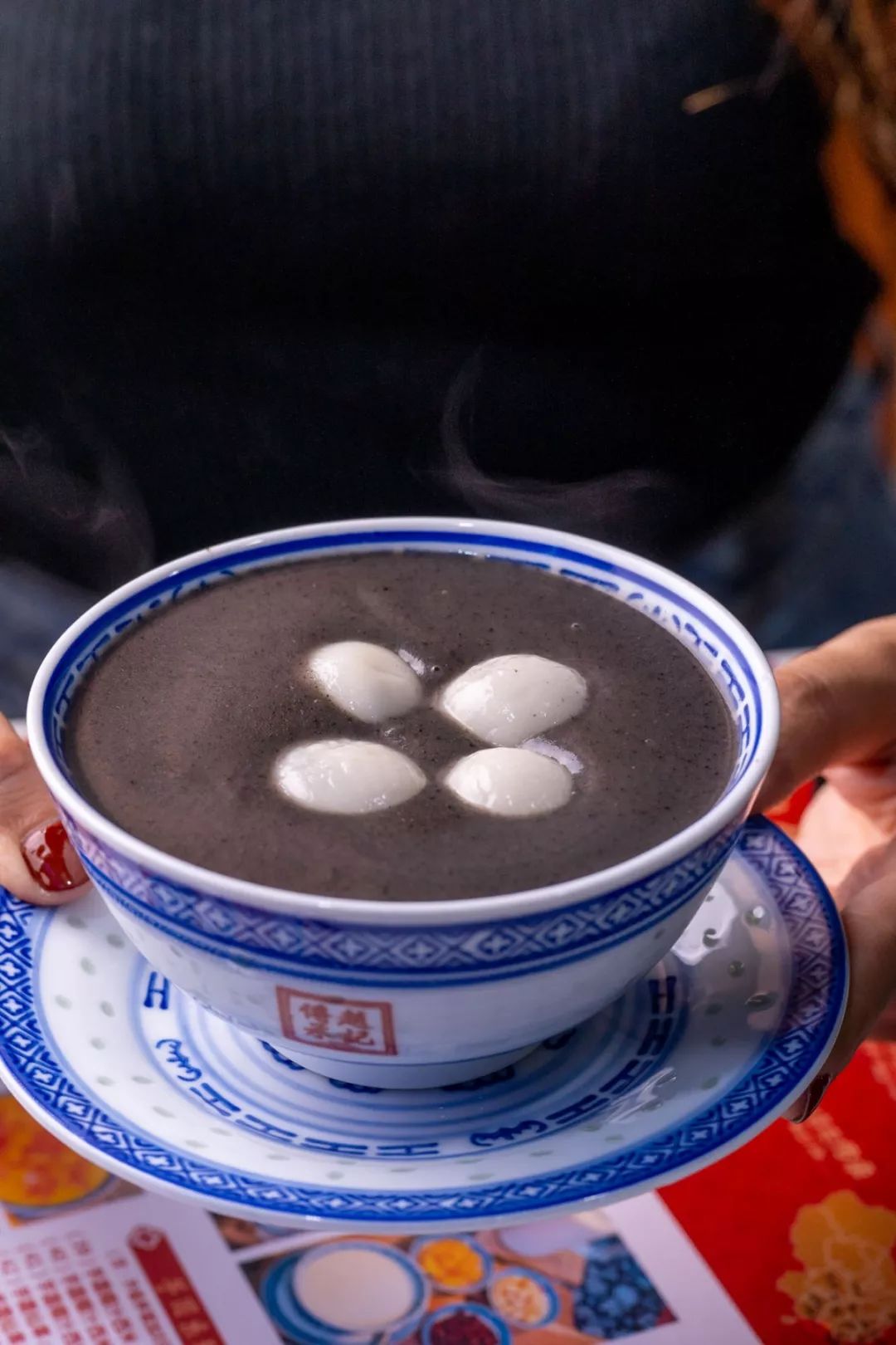 芝麻糊浓稠到可以撑住放在上面的汤圆入口细腻还带点沙沙的口感在唇齿