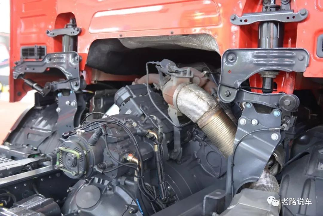 在发动机和变速箱中间的,是上装的取力器装置.