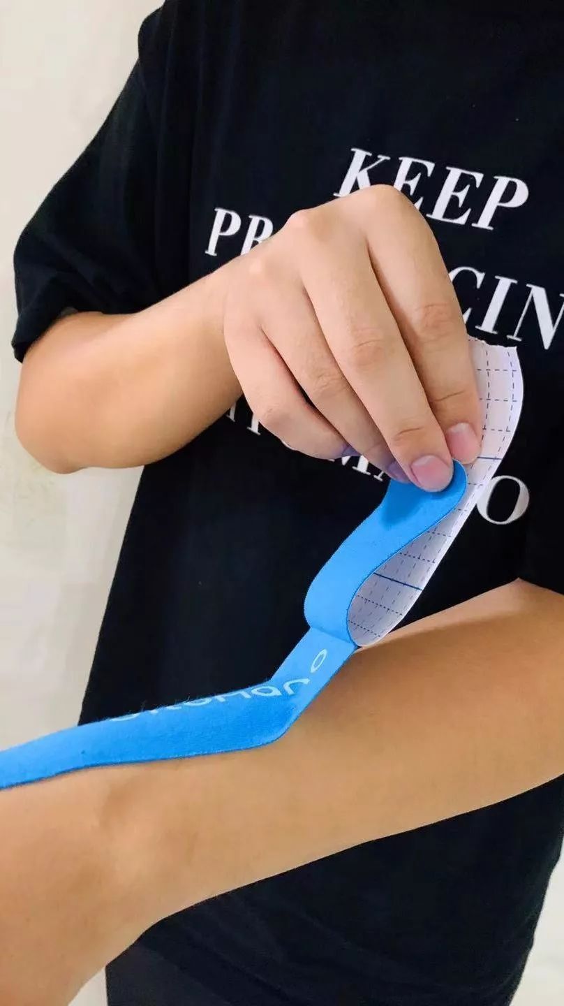 从前臂上端,由上至下贴起此种方法不适于手臂肌肉紧张酸胀的人群点击