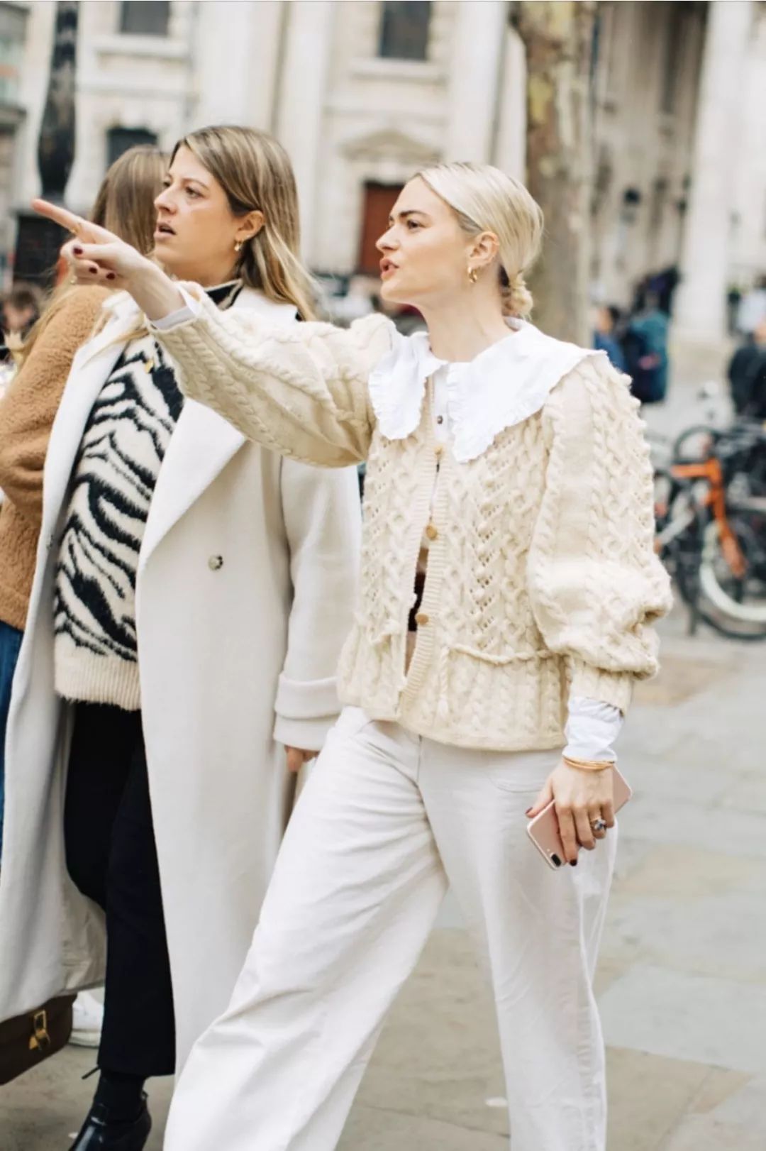 奶奶衫 烟管裤奶奶衫与烟管裤的搭配是柔软与柔软的碰撞,充满知性优雅