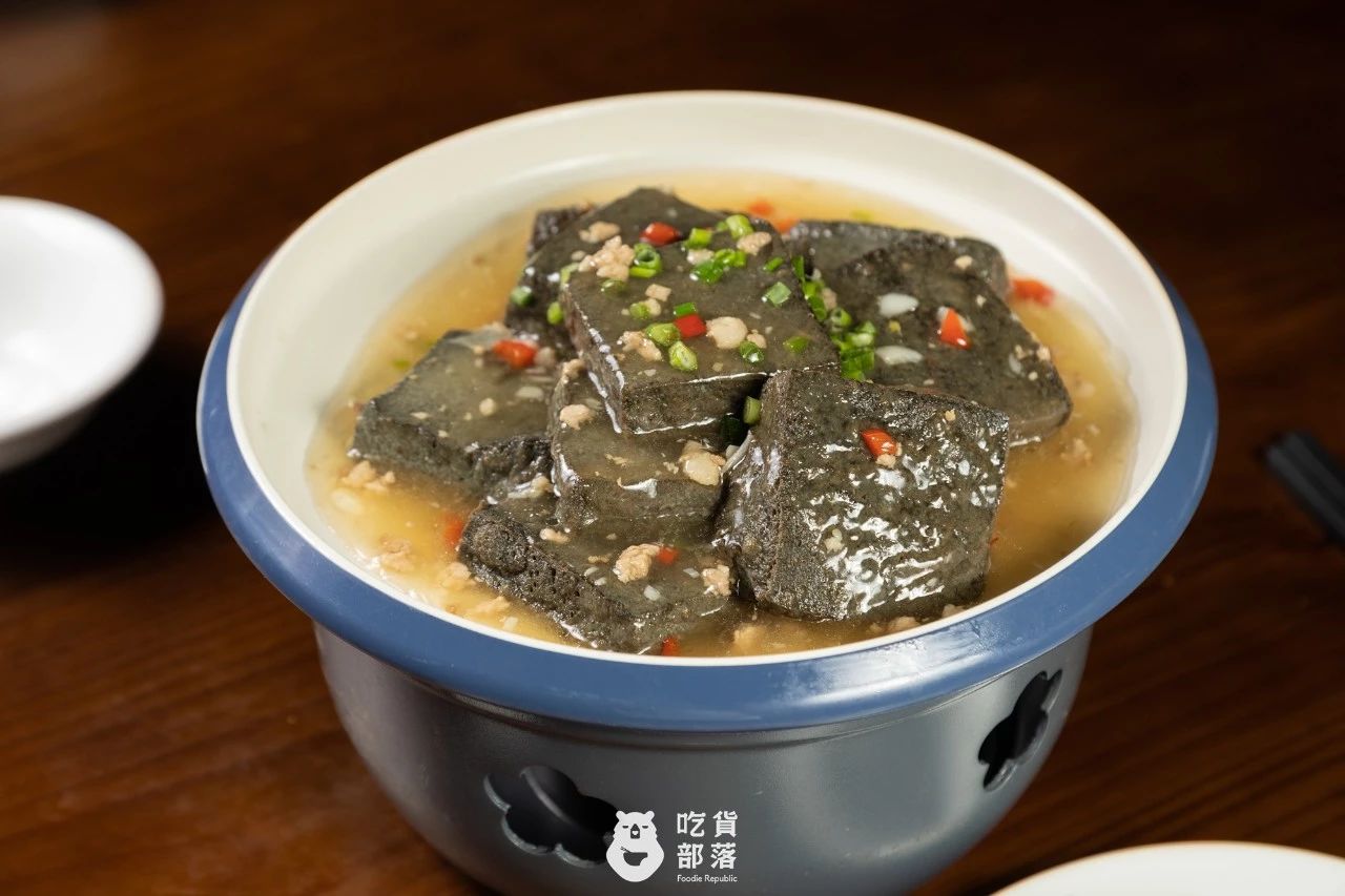 精选黑豆和黑芝麻石磨制成的黑豆腐,也是养生猪猪的必选哦~外焦里嫩的