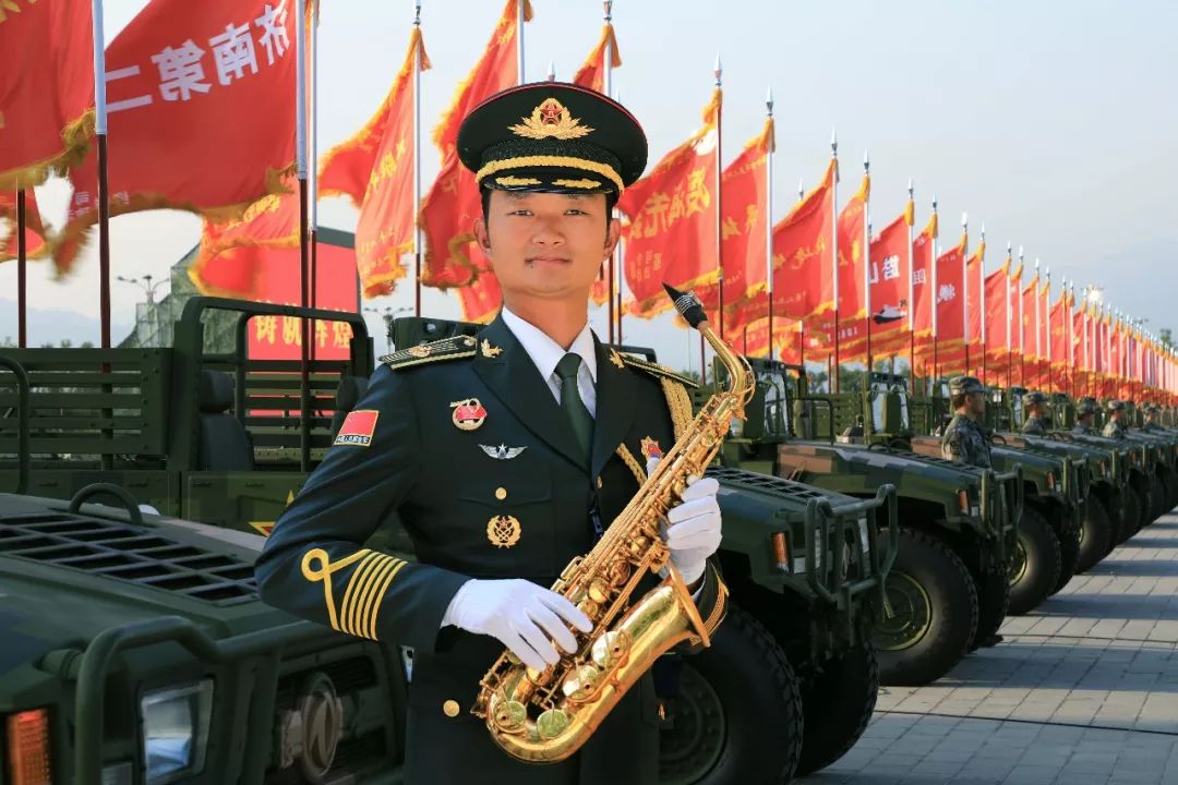【重磅】曾在花都服役14年的他,终于圆了"阅兵梦"!_军乐