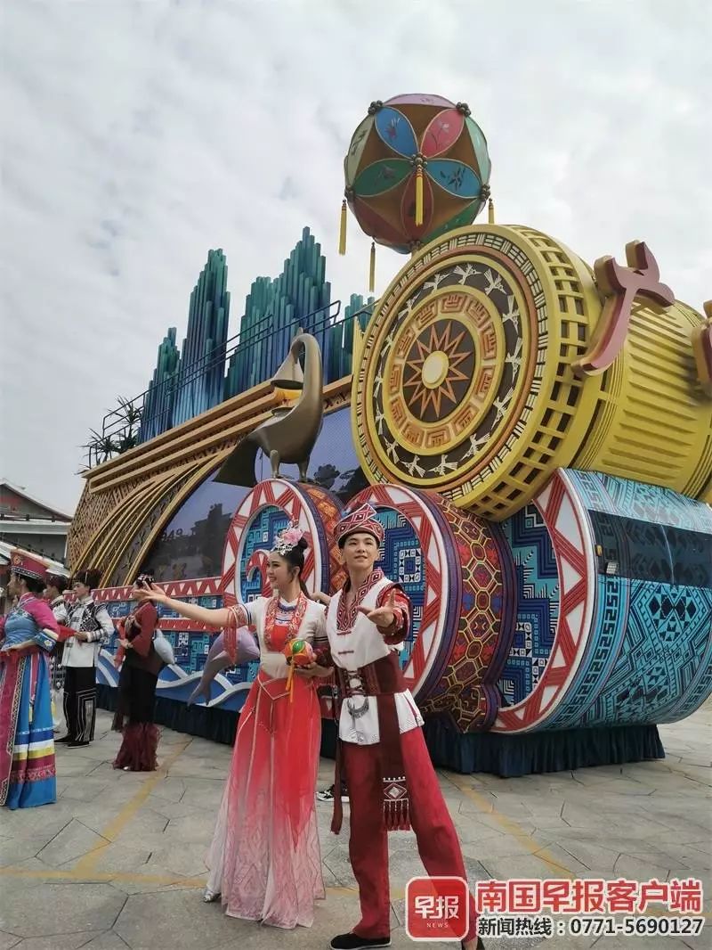 和演员还"盛装上场"进行了表演,"广西彩车载誉归来汇报展示仪式"上,在