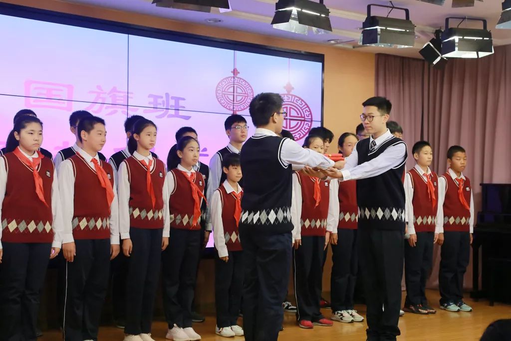 中国心61世界眼甘泉外国语中学主题升旗仪式纪实