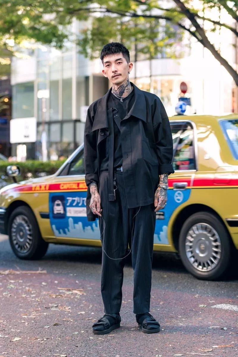 刷了一遍日韩时装周,发现街拍潮人才更会穿