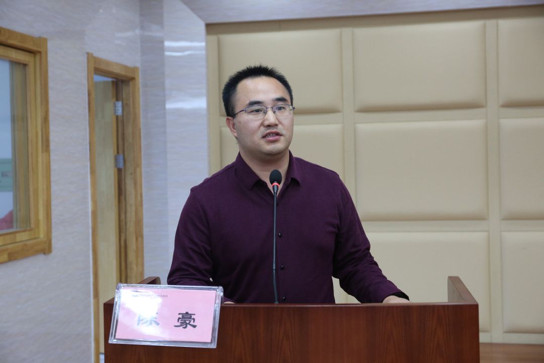 顺义区卫生健康委副主任陈豪,科教科科长景郁郁,医院执行院长杨国旺为