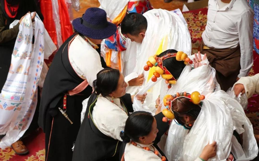 西藏哈达习俗全解你以前接献哈达的方式可能都错了