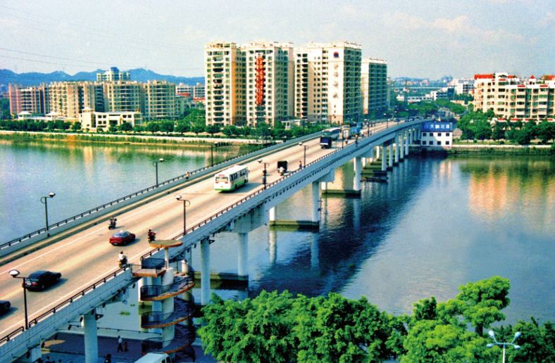 直到1993年,黄岐大桥建成投用,这个渡口才慢慢退出了历史舞台.
