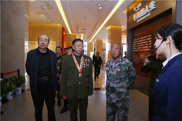 《雷锋》杂志社湖南通联站 彭真/摄随后在湖南雷锋纪念馆讲解员的讲解