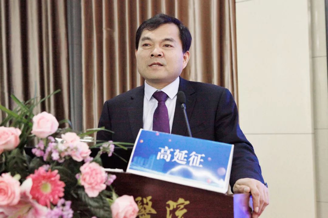 河南省人民医院脊柱外科中心主任高延征教授作"从发展历史理解微创