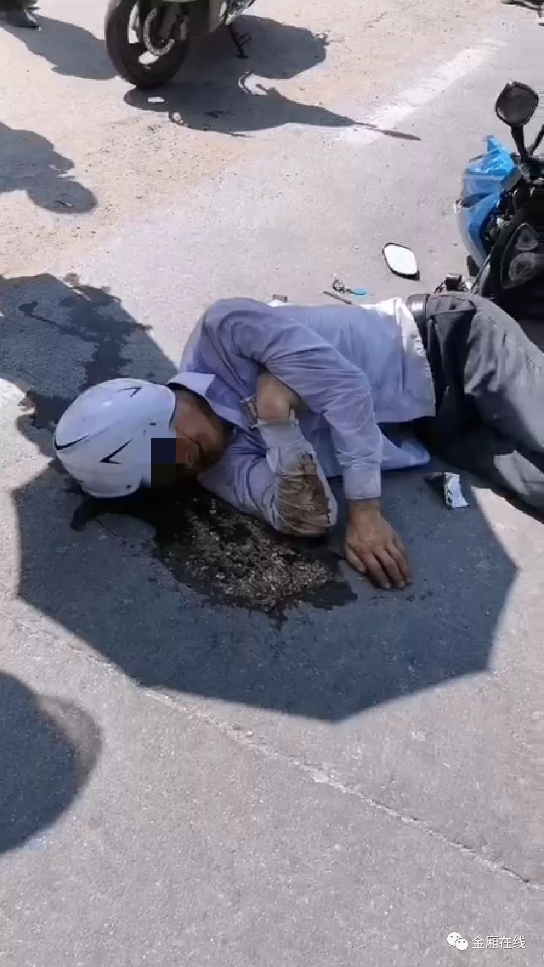 陆丰金厢镇某路口发生一起车祸,一男子当场倒地不起.