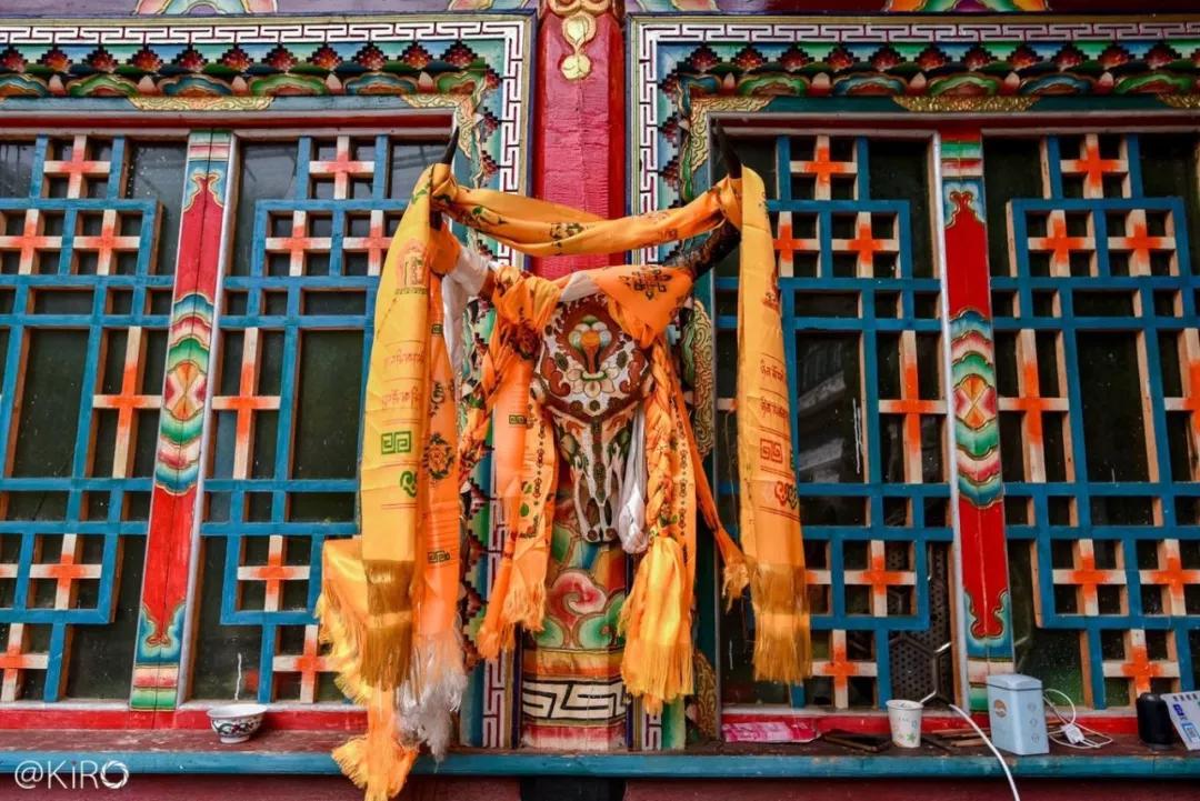 西藏哈达习俗全解,你以前接献哈达的方式可能都错了!