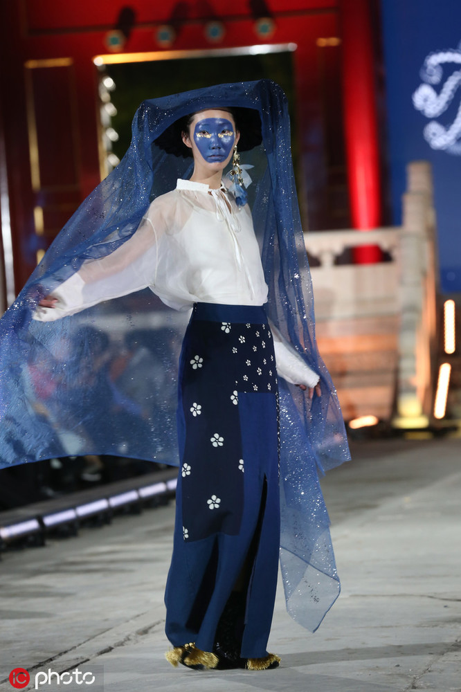 以全手工蓝印花布印染技艺制作服饰面料,融合多种传统技艺手法,既体现