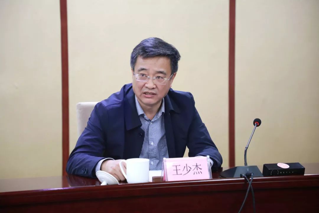 省委宣传部领导来我县调研省市县三级联合购买文化惠民演出试点工作