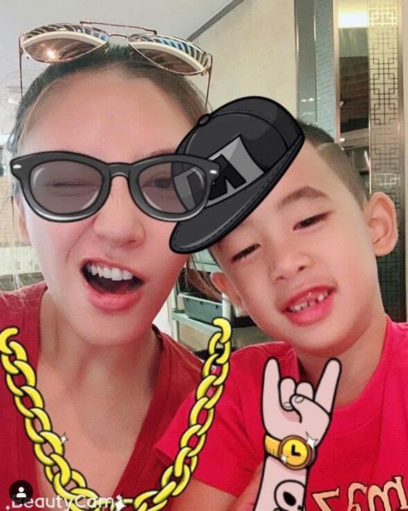 应采儿分享爱子近照甜搂jasper合影小小春换牙齿很可爱