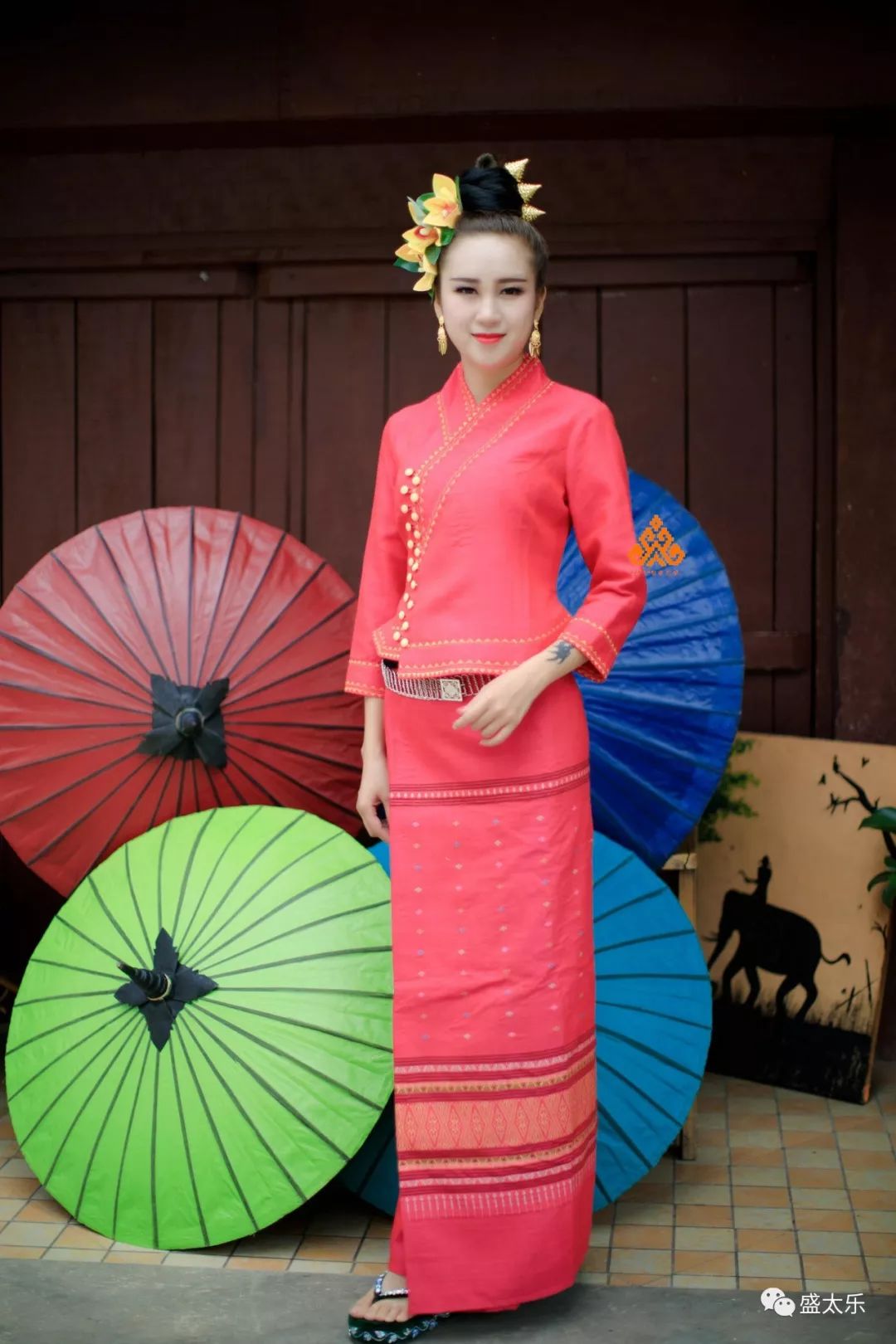 择一城终老遇一人白首傣族传统新郎新娘服饰