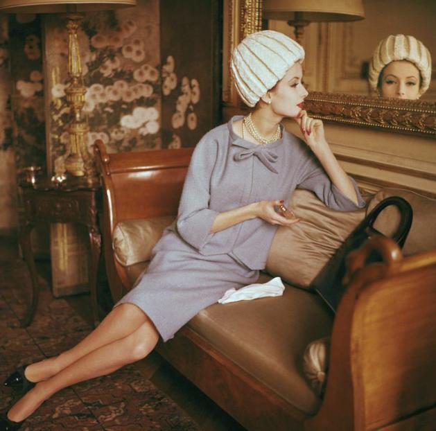 而高贵,镶饰在领口的玫瑰花增加了性感,白皙的皮肤,黑色的瘦身裙子