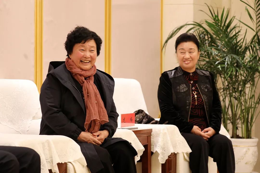 聚焦民族舞剧草原英雄小姐妹在我盟上演龙梅玉荣上台谢幕与观众见面