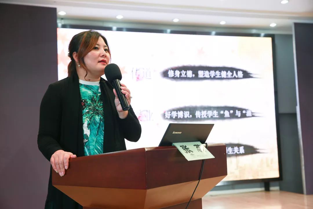 基地主持人,上海市闵行区浦江第一小学张蕊校长为全校教师作了主题