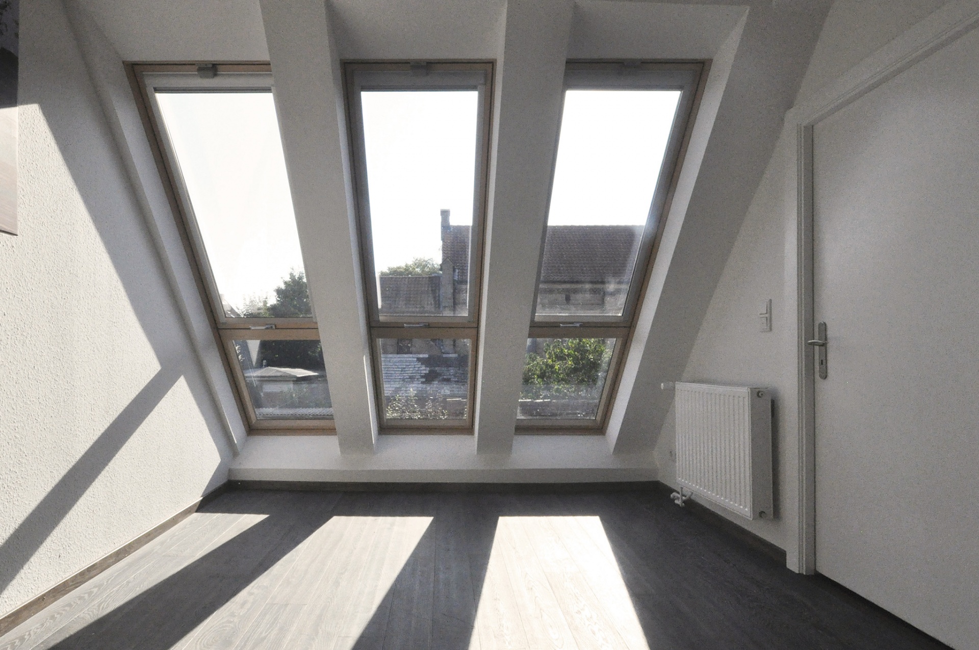 妙用斜屋天窗让您的家更亮更大!