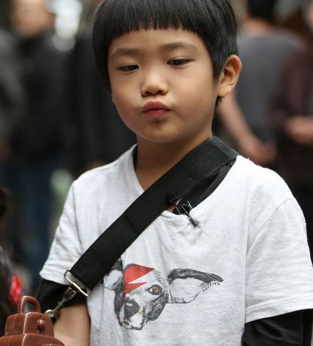 曹格儿子大变样怀抱足球面露治愈系笑容出镜网友直呼太帅气