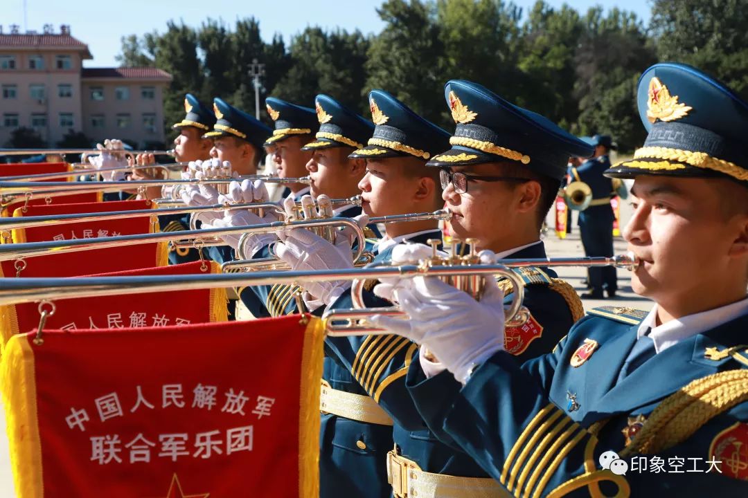 解放军联合军乐团在五线谱上踢正步
