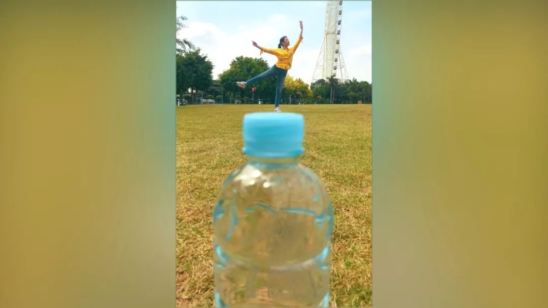 格让矿泉水瓶的影像摄影师调整水瓶与手机人要站在距离摄影师远一点的