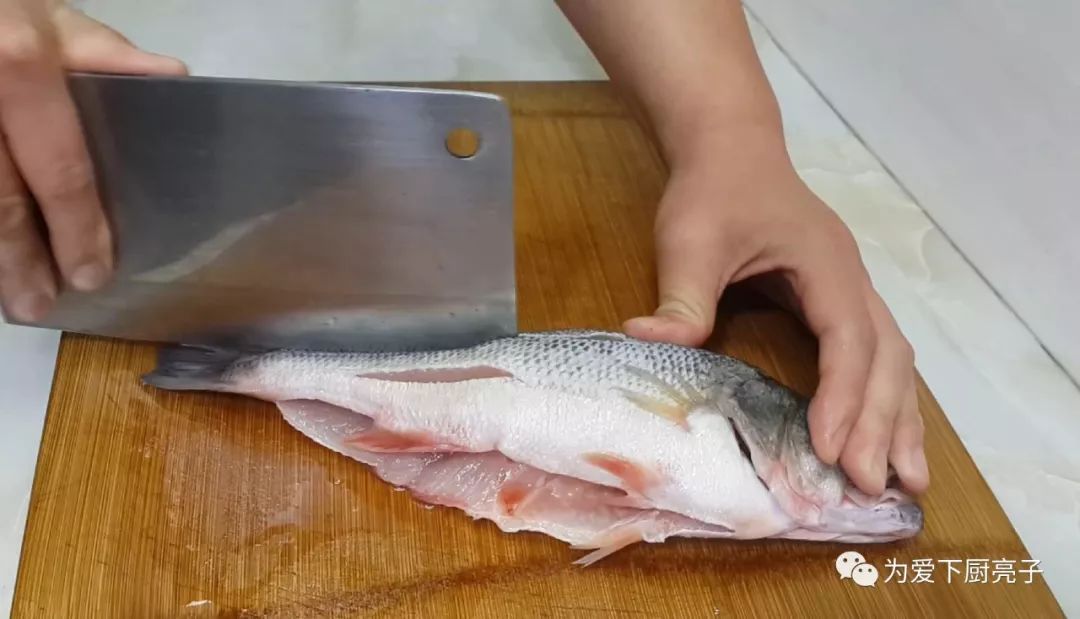 2斤鱼肉,1根大葱,教你创意新吃法,做出营养的清蒸鲈鱼,太香了