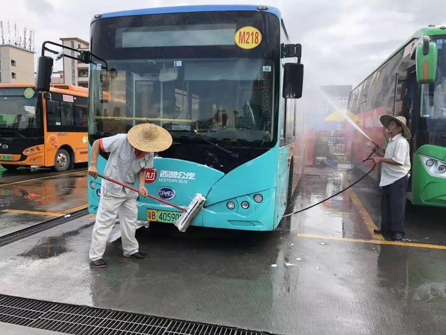 大新安的公交车有专属"美颜相机"啦,来看看咋回事_洗车