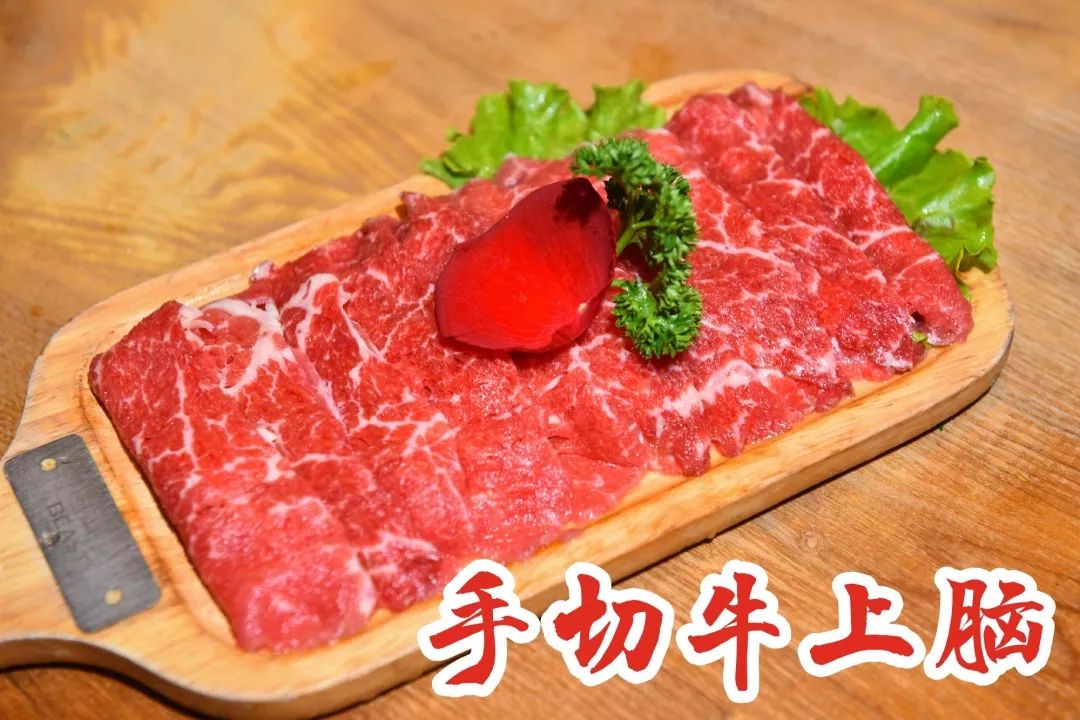不知道有多少人跟我一样,火锅里最爱的就是上脑,这一盘手切牛上脑真的