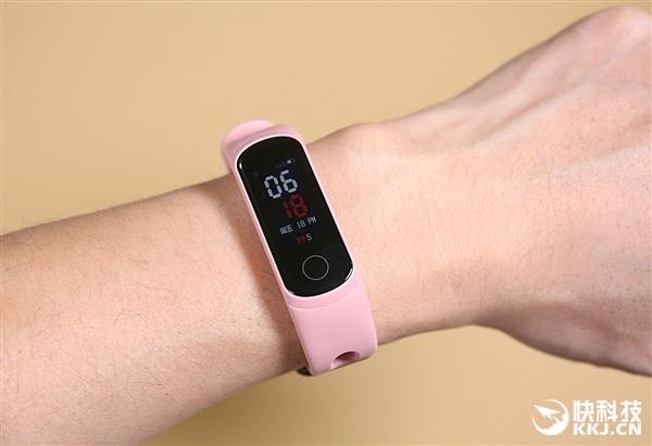 usb即插充电荣耀手环5i图赏