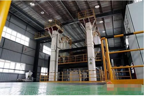 活动的媒体代表们"远程"介绍了四川玻纤连续玄武岩池窑拉丝中试项目