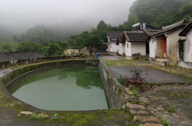 翁源客家林氏卵石围屋图片