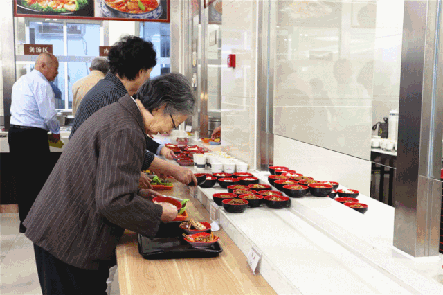 此次美食节自助餐活动运行有序,食材绿色健康新鲜,餐品色香味俱全