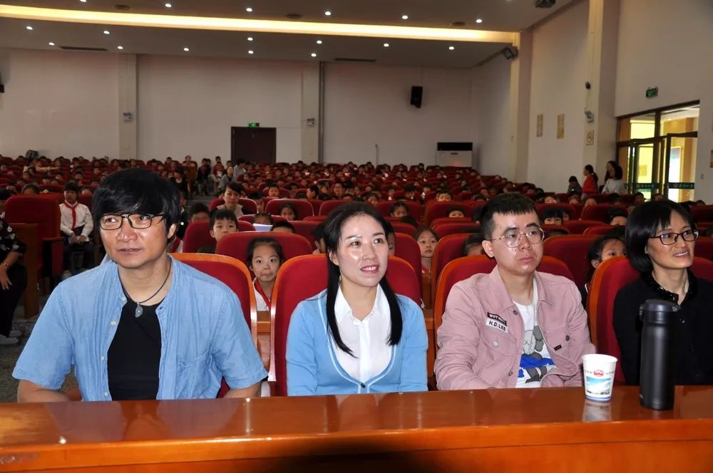 10月22日上午,台湾著名儿童文学家子鱼老师来到天台小学为本校二年级