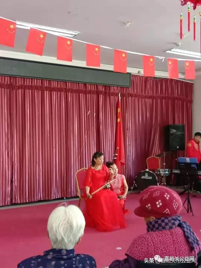 歌唱家,認真而專注的表演,極富藝術感染力;一曲歌唱祖國,演奏地鏗鏘有