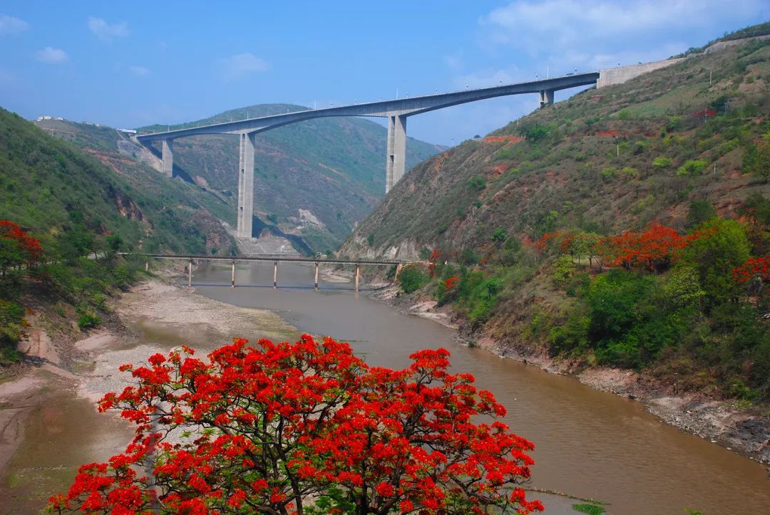 3万人地处元江西岸,位于县城西北面澧江路以北红河片区而得名因街道