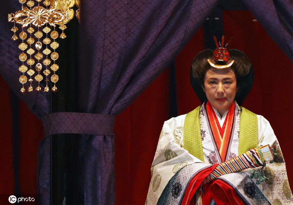 日本德仁天皇正式宣布即位 安倍带头三呼万岁