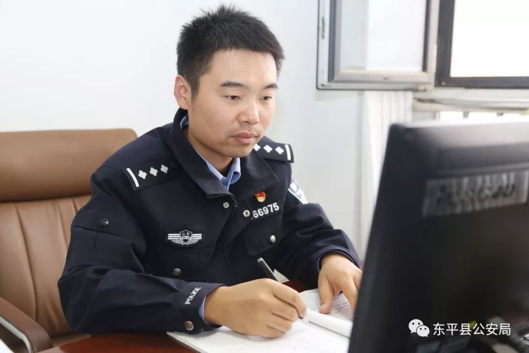 第三届十大法治人物评选东平县公安局法制大队副中队长徐国庆