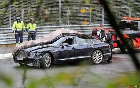 还没上市就撞了宾利新款飞驰赛道测试失控前脸损毁严重