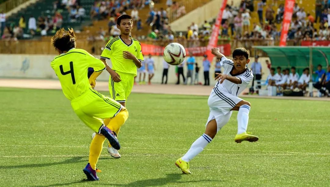 3普及,教育,兴趣"普及,教育,兴趣"——这是张路为中国校园足球开出的